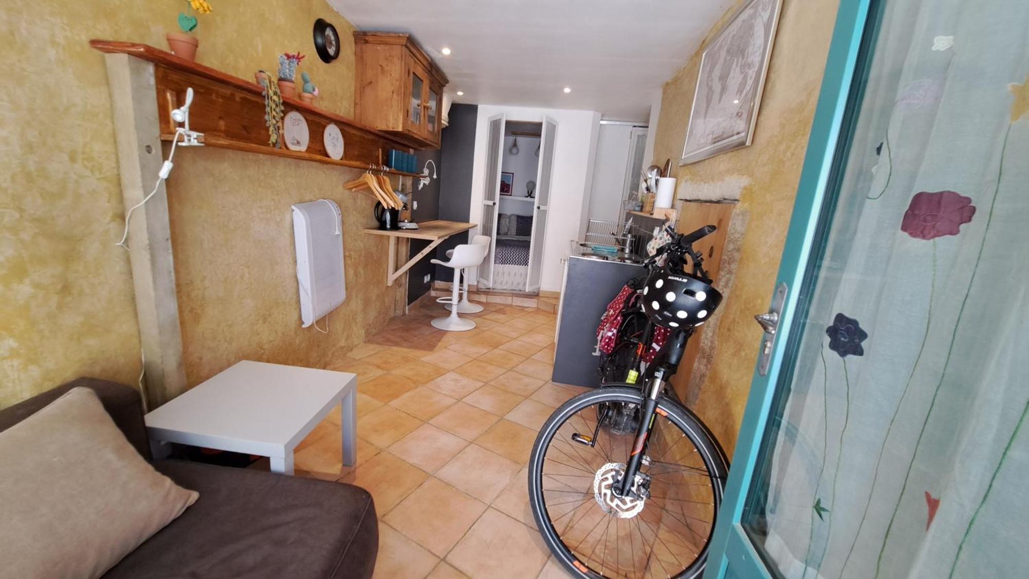 2 Personnes A Sous Bois * Salles-sous-Bois